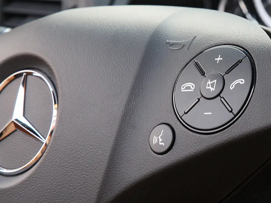 Mercedes E 250 CGI Cabrio BlueEfficiency Lenkradtasten