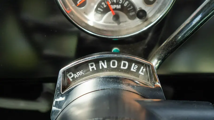 Schalthebel des Mercedes 0319 D mit LS3-V8 Restomod, fotografiert von hinten.