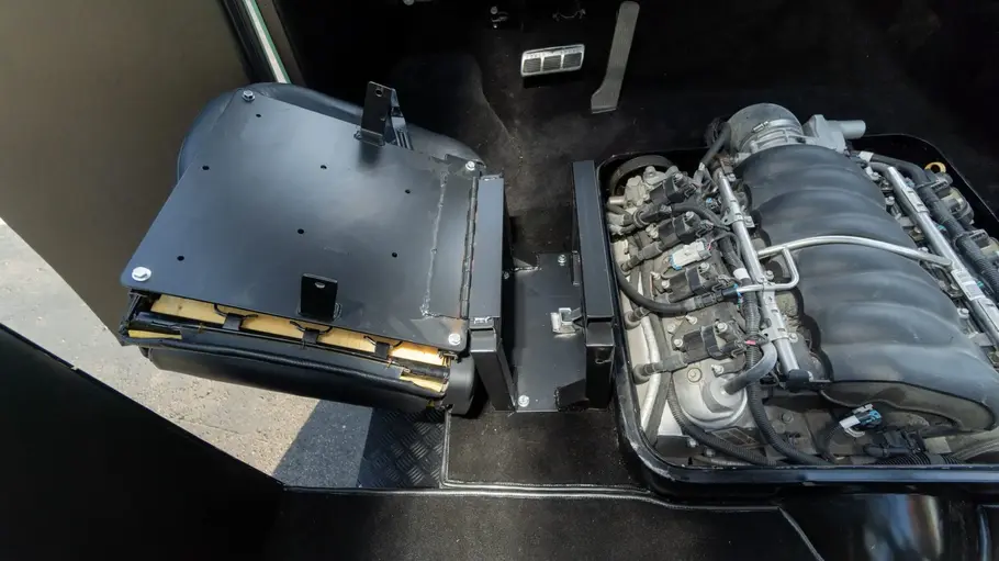 Motor des Mercedes 0319 D mit LS3-V8 Restomod, fotografiert von oben.
