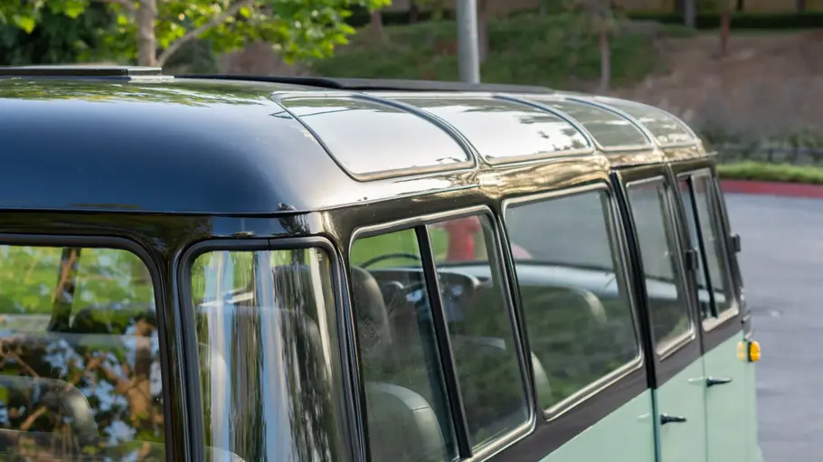 Panoramafenster des Mercedes 0319 D mit LS3-V8 Restomod, fotografiert von rechts hinten.