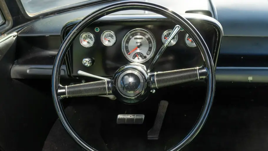 Instrumente und Lenkrad des Mercedes 0319 D mit LS3-V8 Restomod, fotografiert von hinten.