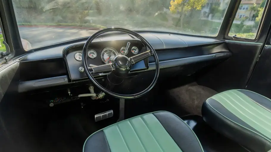 Cockpit des Mercedes 0319 D mit LS3-V8 Restomod, fotografiert von hinten.