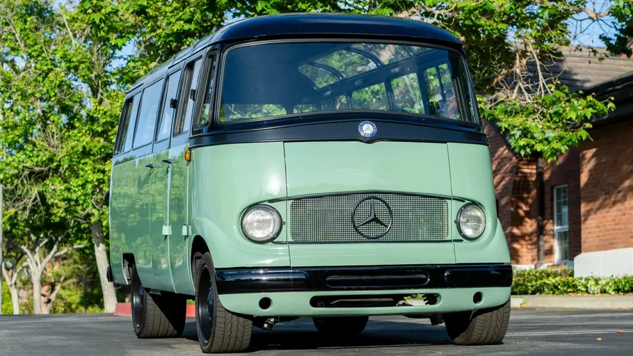 Mercedes 0319 D mit LS3-V8 Restomod, fotografiert von schräg vorne.