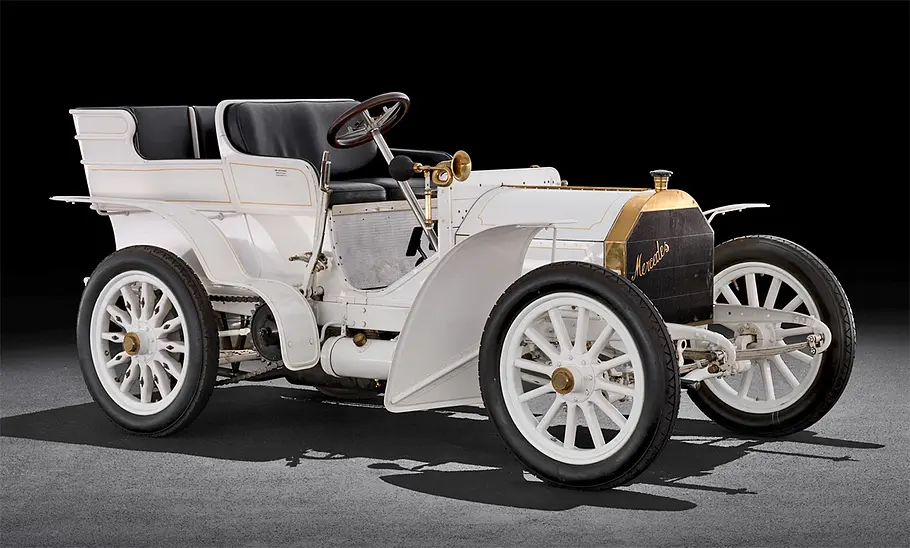 Mercedes Simplex (1902) Der Mercedes Simplex (1902) vor dunklem Hintergrund, Ansicht von vorne rechts.