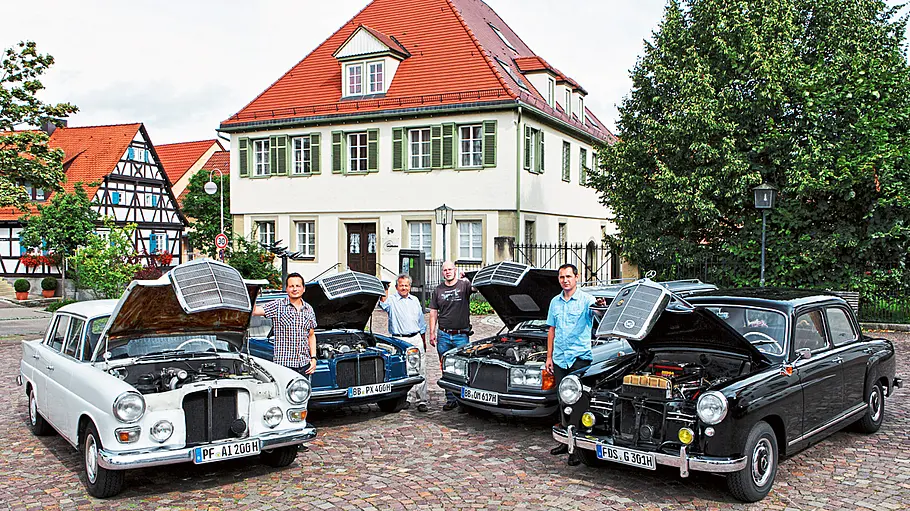 Mercedes 180 D, 200 D, 240 D und 300 TD stehend mit offenen Motorhauben