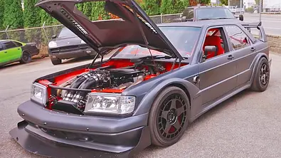 Der Mercedes 190 „Evil Evo“ stehend von vorne mit offener Haube  - Foto: Youtube/Trickfactory Customs