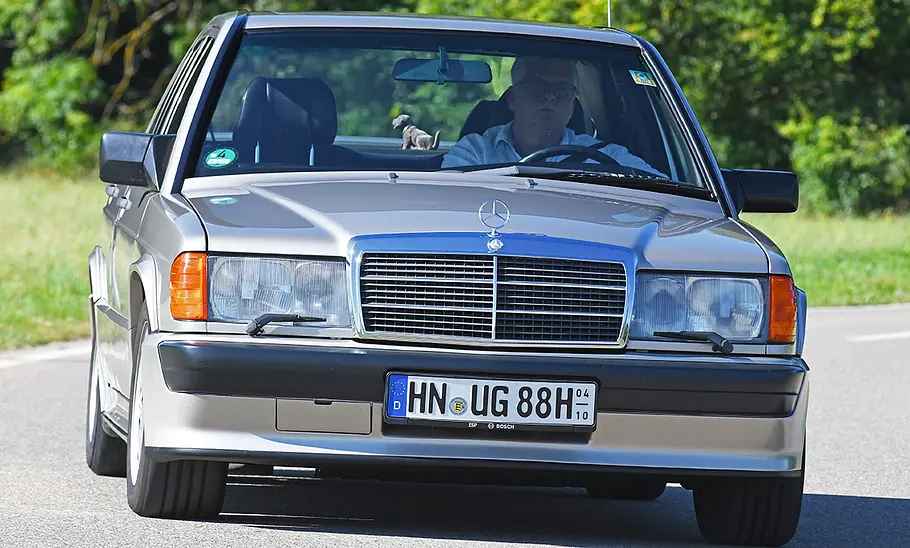 Der Mercedes 190 E 2.5-16 fahrend von vorne.