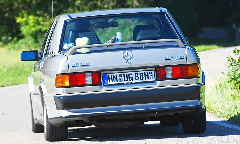 Mercedes 190 E 2.5-16 Der Mercedes 190 E 2.5-16 fahrend von hinten.