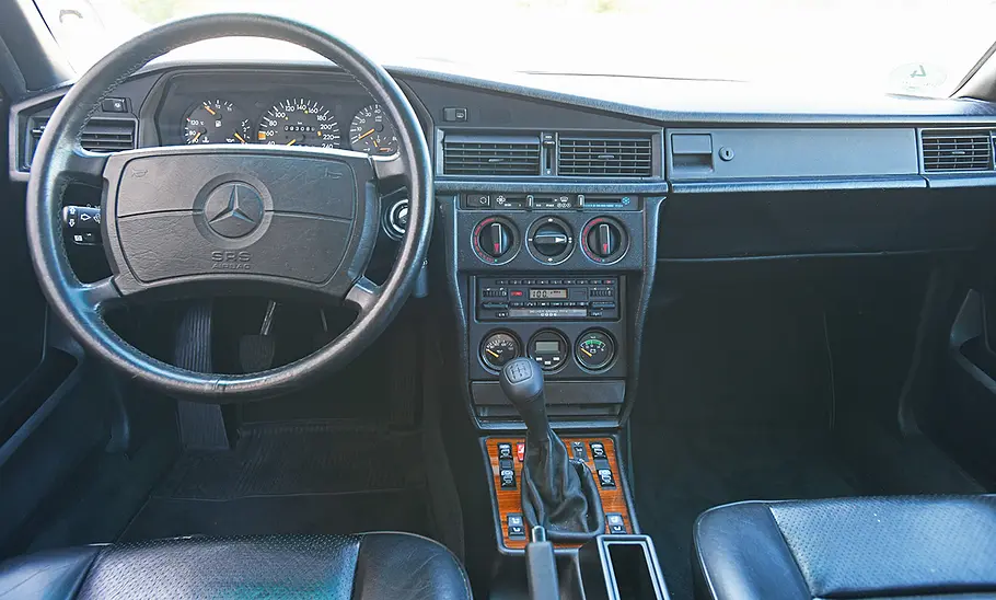 Mercedes 190 E 2.5-16 Das Cockpit des Mercedes 190 E 2.5-16.