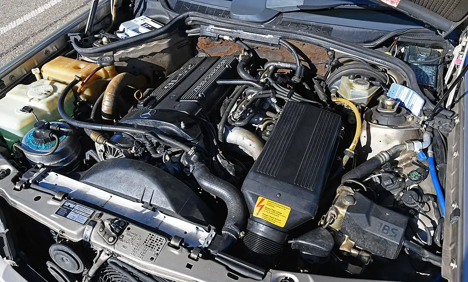 Mercedes 190 E 2.5-16 Der Motor des Mercedes 190 E 2.5-16.