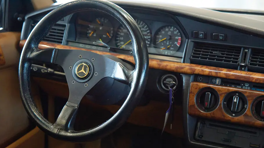 Mercedes 190 5.0 V8 Schulz Tuning Das Cockpit des Mercedes 190 5.0 V8 Schulz Tuning.