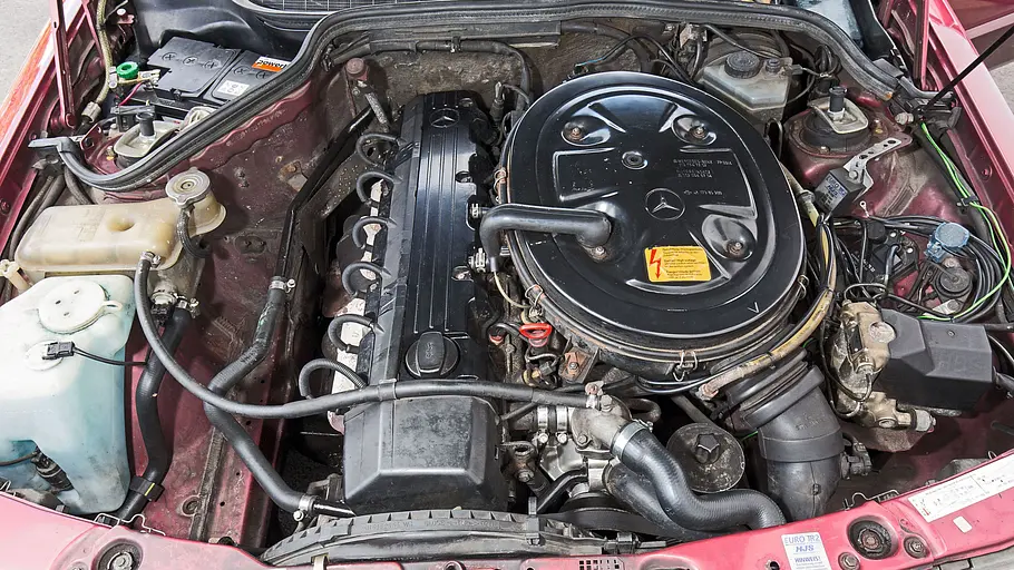 Der Motor des Mercedes 190 E 2.6. 