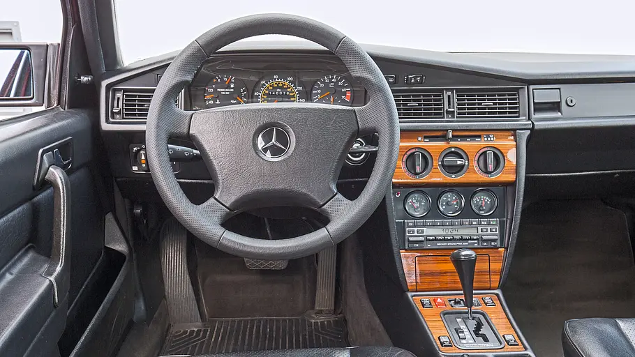 Das Cockpit des Mercedes 190 E 2.6. 