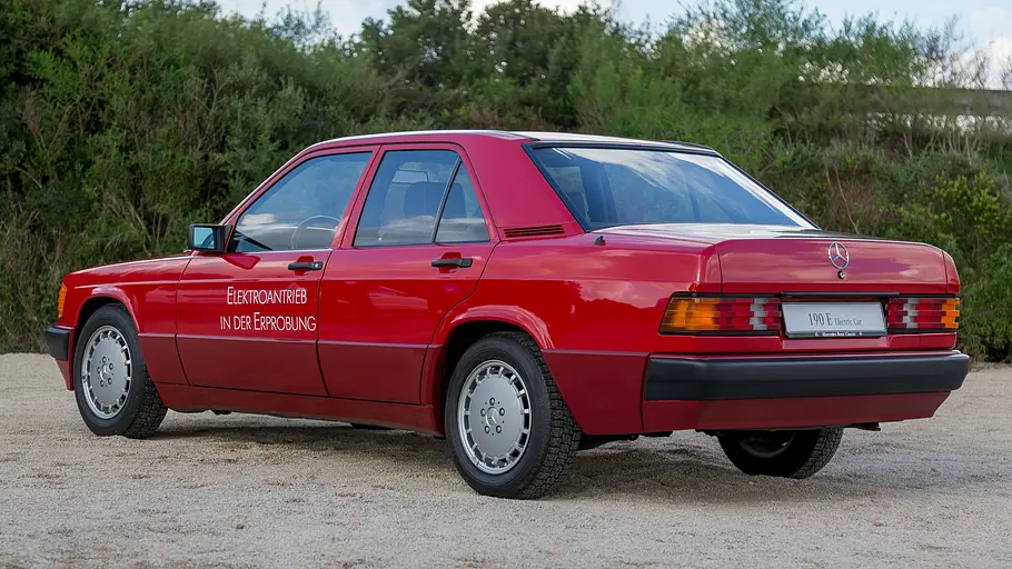 Der Mercedes 190 E Elektro stehend von vorne
