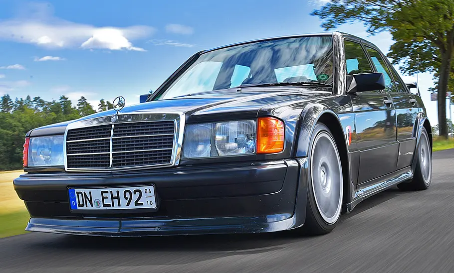 Der Mercedes 190 Evo fahrend von schräg vorne fotografiert.