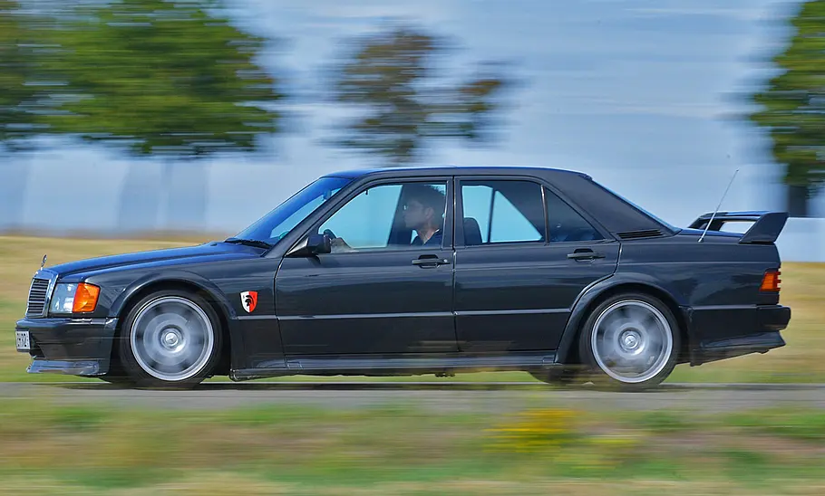 Der Mercedes 190 Evo fahrend von der Seite fotografiert.