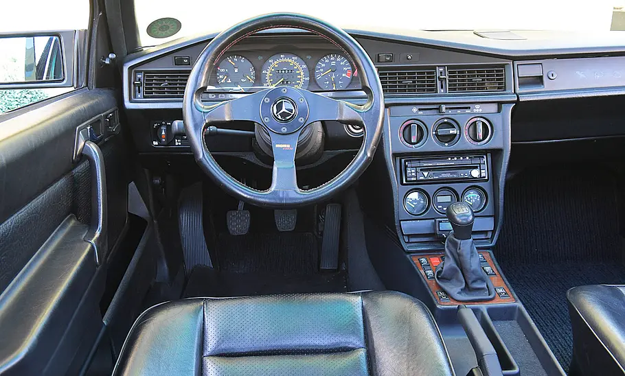 Das Cockpit des Mercedes 190 Evo.
