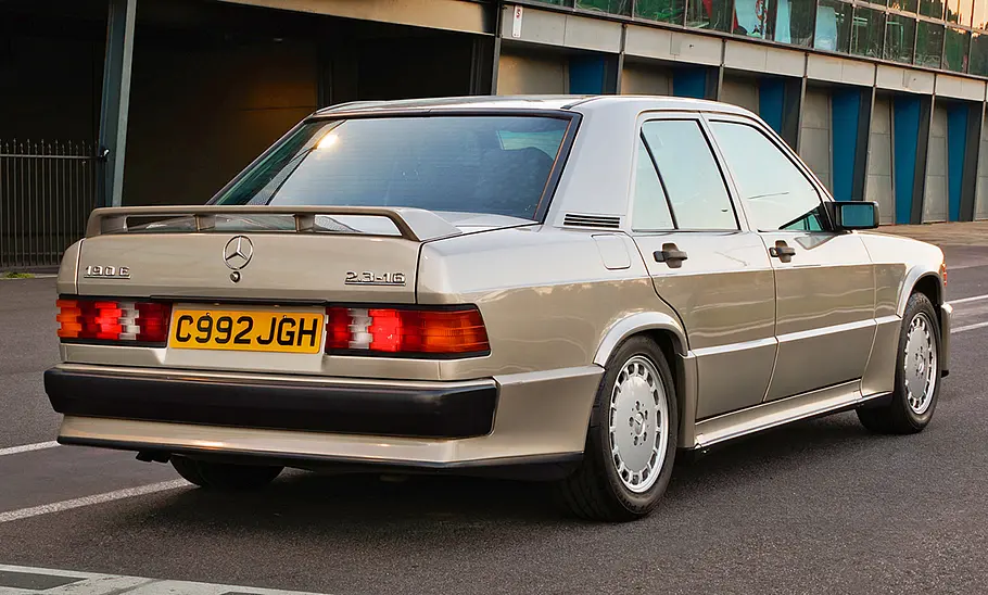 Der Mercedes 190 E 2.3-16 stehend von schräg hinten.