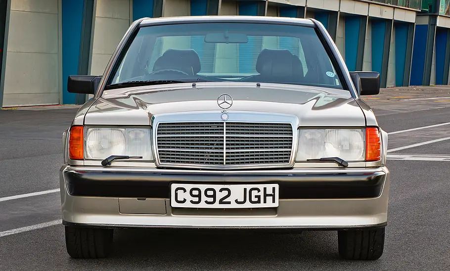 Der Mercedes 190 E 2.3-16 stehend von vorne.