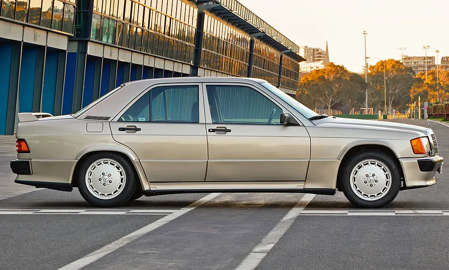 Der Mercedes 190 E 2.3-16 stehend seitlich.