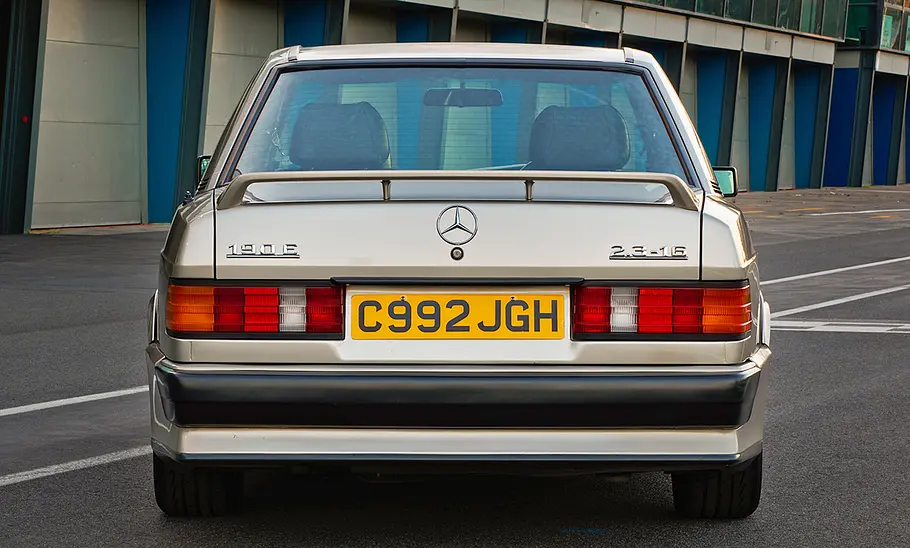 Der Mercedes 190 E 2.3-16 stehend von hinten.