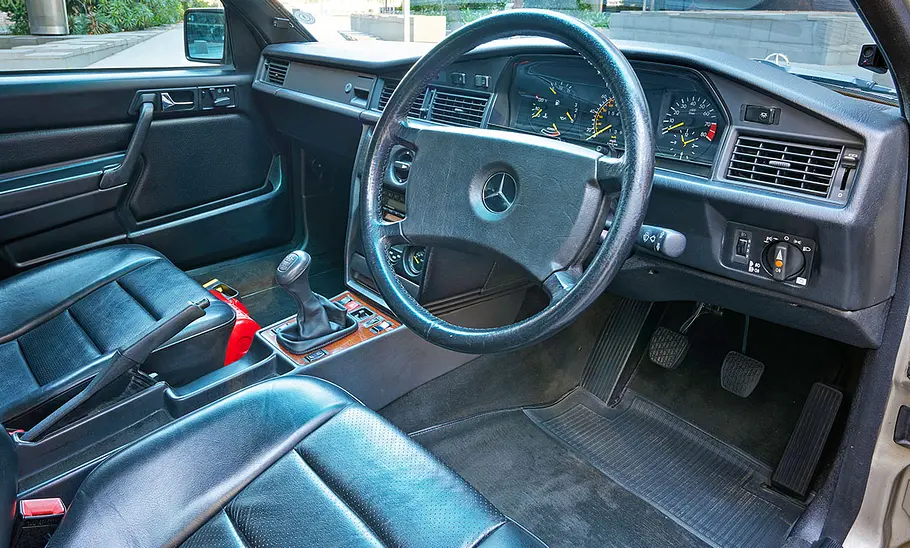 Das Cockpit des Mercedes 190 E 2.3-16.
