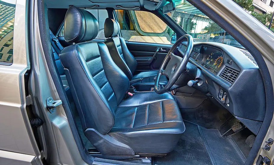 Die Sitze des Mercedes 190 E 2.3-16.