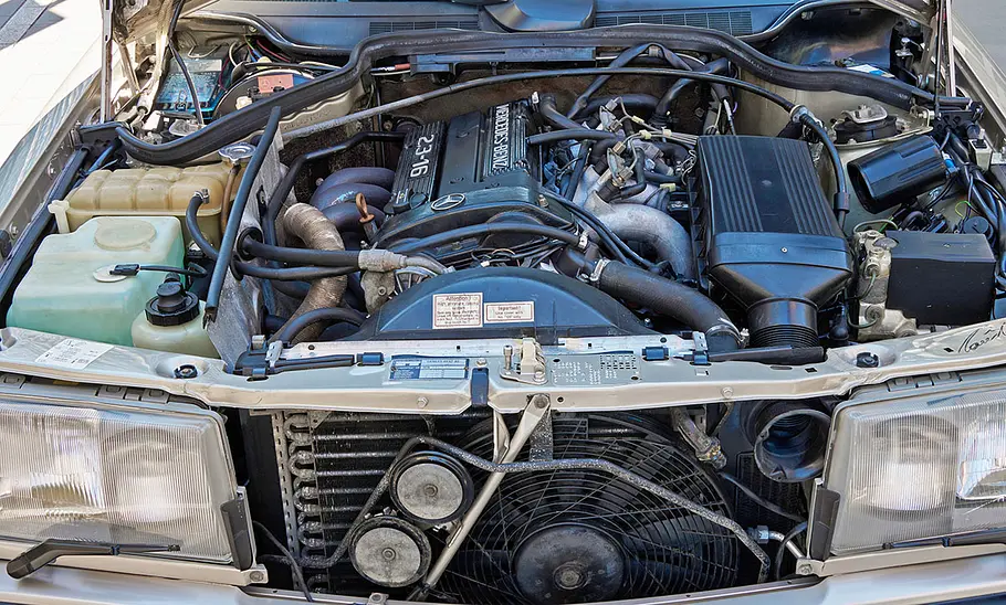 Der Motor des Mercedes 190 E 2.3-16.