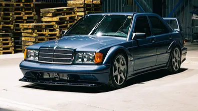 Blick von schräg vorne auf den Mercedes 190 2.5-16 Evo II-Nachbau. - Foto: Tucci Hot Rods