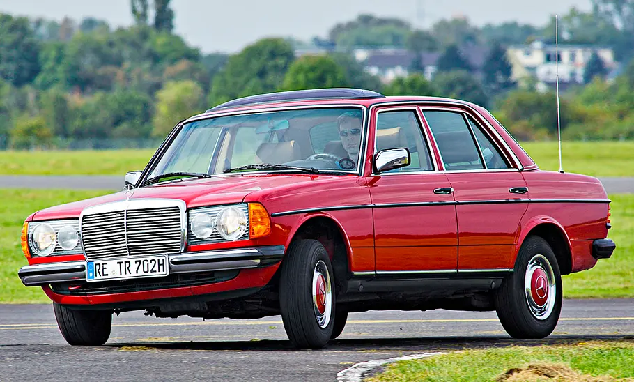 Mercedes 230 E fahrend von schräg vorne fotografiert.