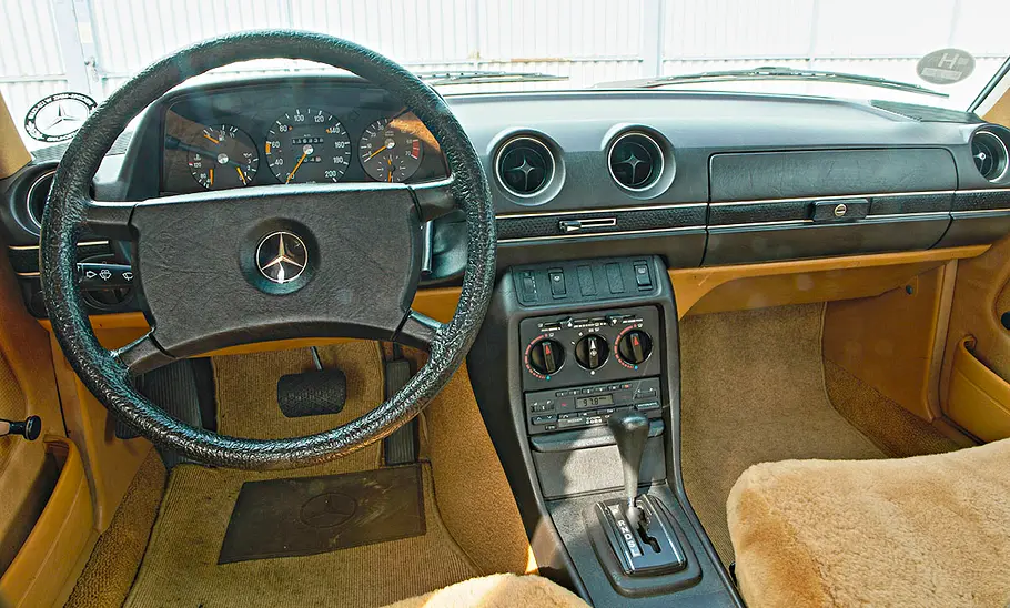 Das Cockpit des Mercedes 230 E.