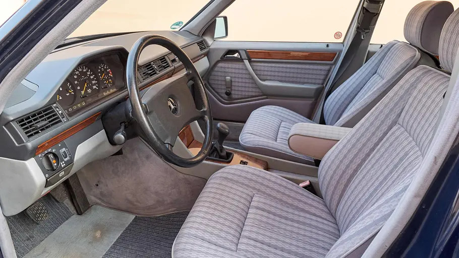Innenraum des Mercedes 230 E