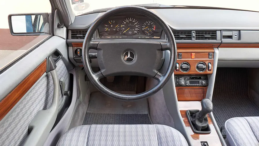 Das Cockpit des Mercedes 230 E