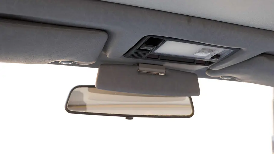 Innenspiegel des Mercedes 230 E