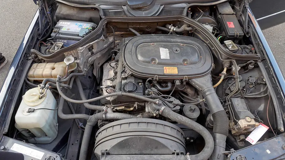 Motor des Mercedes 230 E