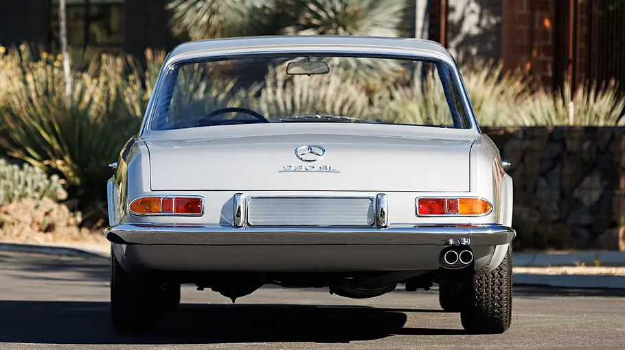 Mercedes 230 SL Speciale Der Mercedes 230 SL Speciale stehend von hinten