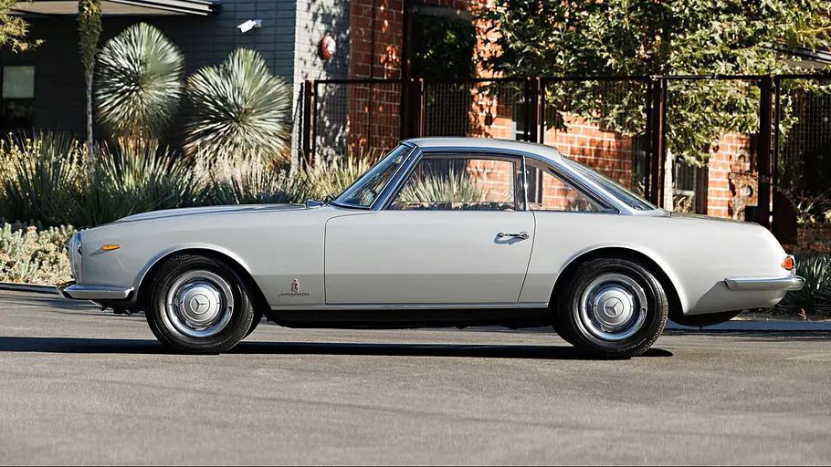 Mercedes 230 SL Speciale Der Mercedes 230 SL Speciale stehend seitlich