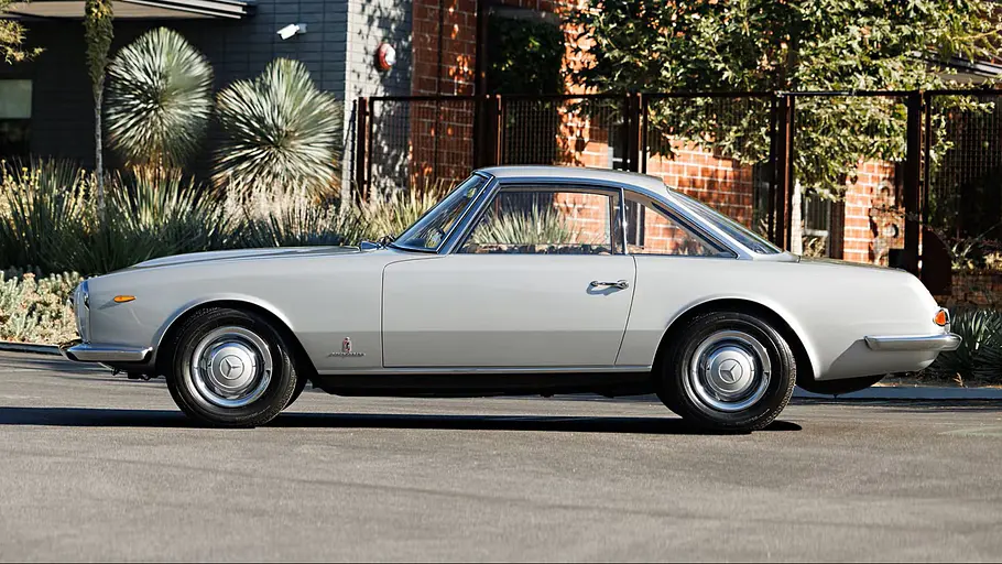 Mercedes 230 SL Speciale Der Mercedes 230 SL Speciale stehend seitlich