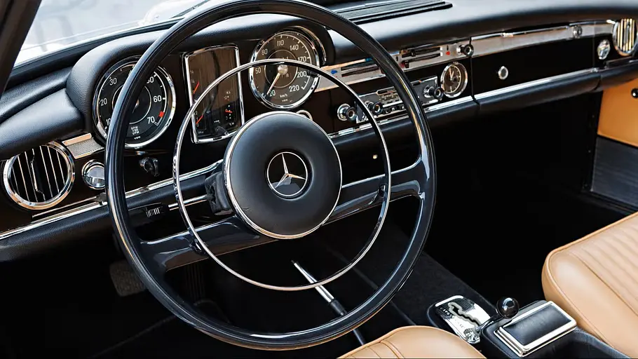 Mercedes 230 SL Speciale Das Cockpit des Mercedes 230 SL Speciale