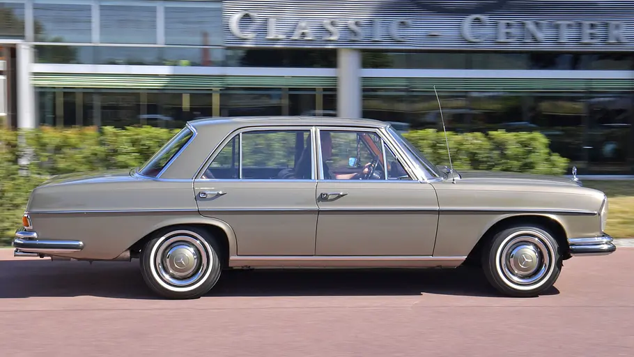 Mercedes 250 SE Der Mercedes 250 SE fahrend seitlich.