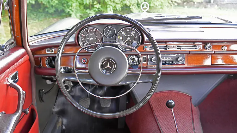 Mercedes 250 SE Das Cockpit des Mercedes 250 SE.