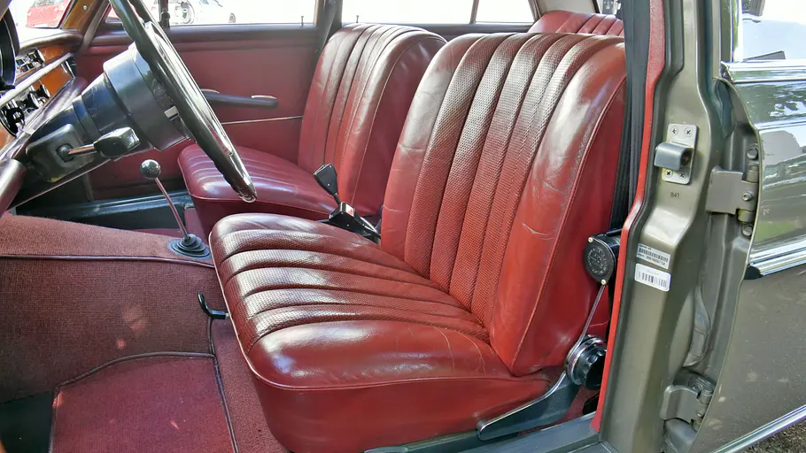 Mercedes 250 SE Die Sitze des Mercedes 250 SE.