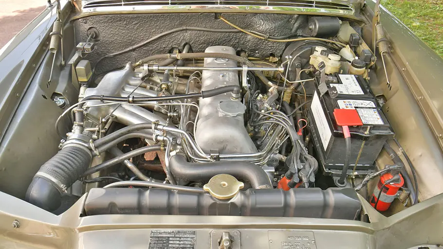 Mercedes 250 SE Der Motor des Mercedes 250 SE.