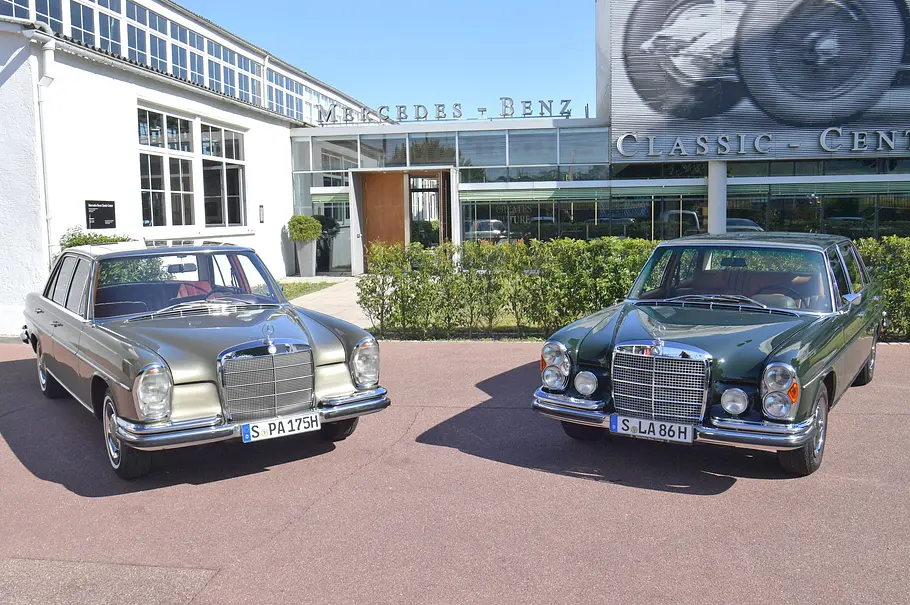 Mercedes 250 SE und 300 SEL 6.3 Mercedes 250 SE und 300 SEL 6.3 stehend von vorne.
