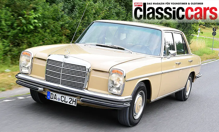 Mercedes 250 2.8 (W114) Der Mercedes 250 2.8 (W114) fahrend von schräg vorne