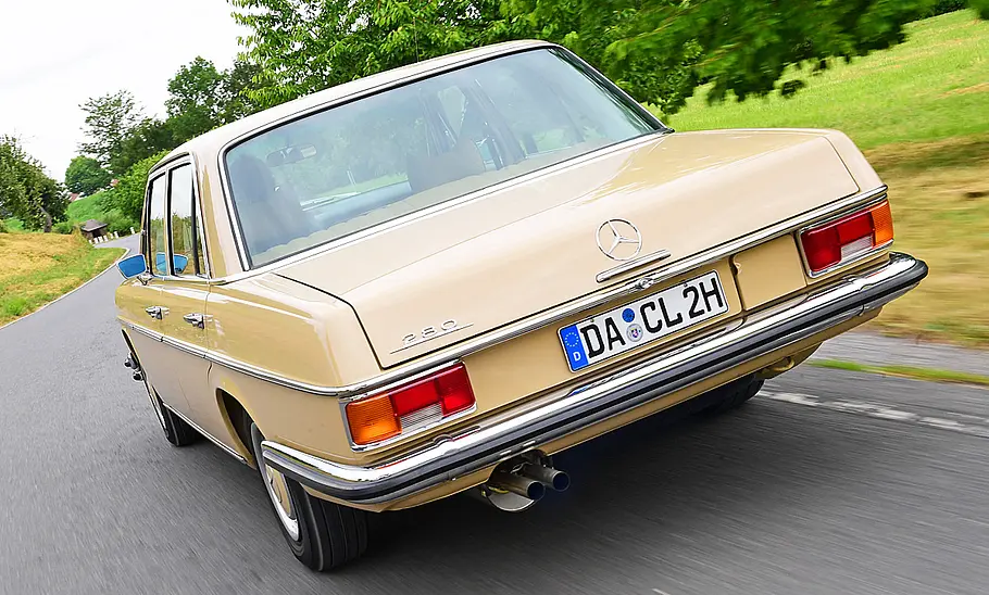 Mercedes 250 2.8 (W114) Der Mercedes 250 2.8 (W114) fahren von hinten
