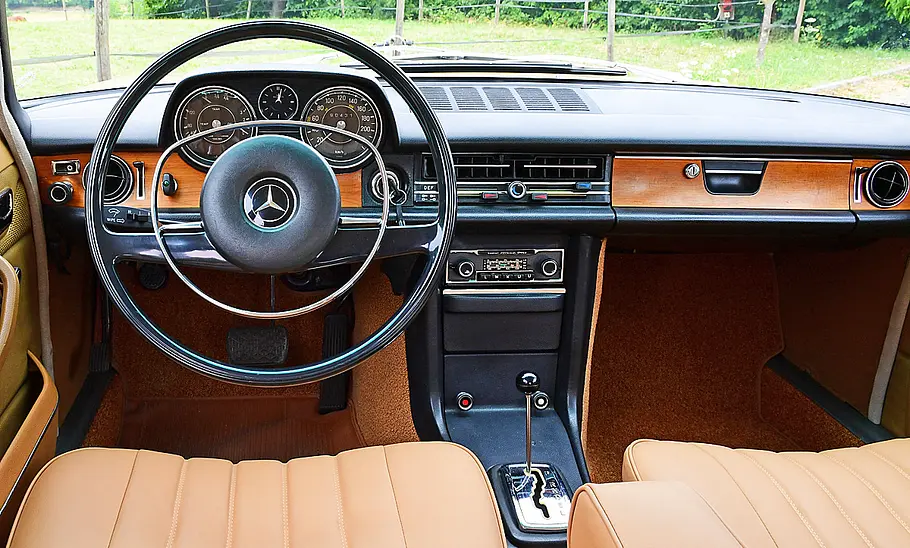 Mercedes 250 2.8 (W114) Das Cockpit des Mercedes 250 2.8 (W114)