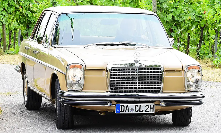 Mercedes 250 2.8 (W114) Der Mercedes 250 2.8 (W114) stehend von vorne