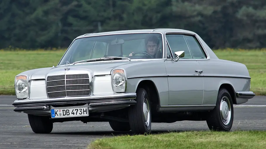 Mercedes 280 CE fahrend von schräg vorne fotografiert. 