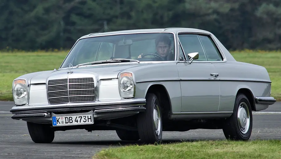 Mercedes 280 CE fahrend von schräg vorne fotografiert. 